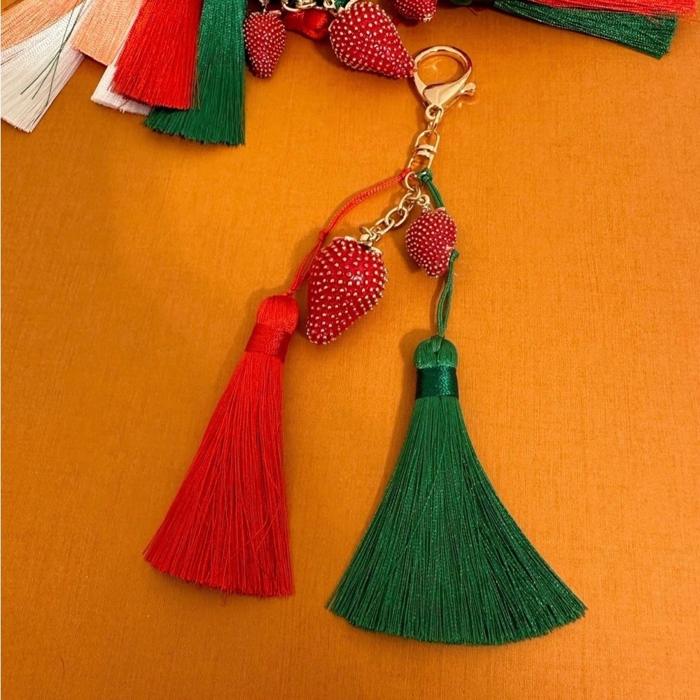 ❤️❤️❤️NEW Strawberry tassel purse keyfob/accessory❤️❤️❤️ - Picture 5 of 5